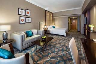 Отель JW Marriott Bucharest Grand Hotel Бухарест Улучшенный номер Гранд с кроватью размера "king-size"-3