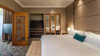Отель JW Marriott Bucharest Grand Hotel Бухарест Люкс «Сенатор» с доступом в представительский лаундж-1